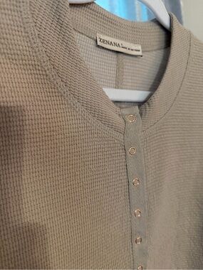 New- Zenana Outfitters Tan Short Sleeve Scoop Neck Button-Front Top